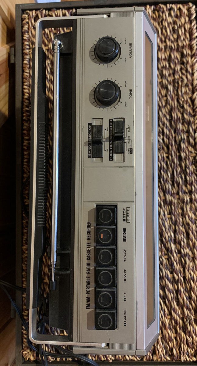 BOOMBOX GHETTOBLASTER RADIO CASSETTE PORTABLE HITACHI TRK-9015E EQUALISEUR