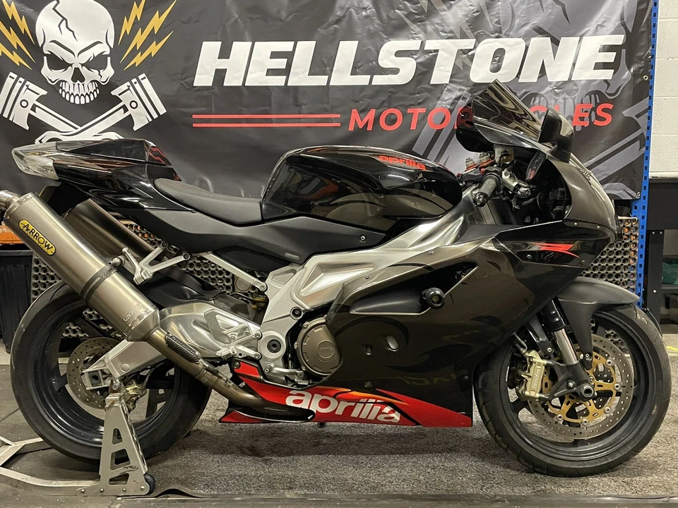 MARCO APRILIA RSV1000R CON PLACA PRIVADA V5 LIBRO DE REGISTRO E HISTORIAL DE SERVICIO Foto 2 de 4