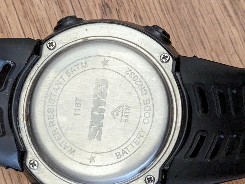 RELOJ SKMEI PANTALLA GRANDE CORREA GOMA CUARZO DIGITAL ESTILO MILITAR MODELO 1130 Foto 2 de 3