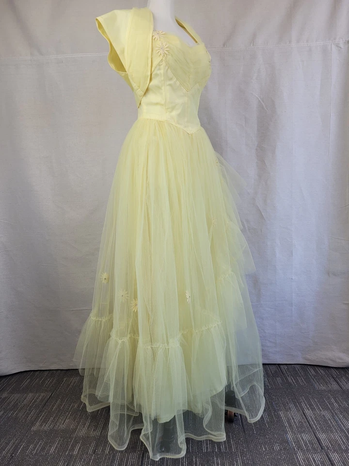 Vestido de graduación sin tirantes amarillo Wow Cenicienta de la década de 1950 con tul, margaritas y pedrería Foto 4 de 4