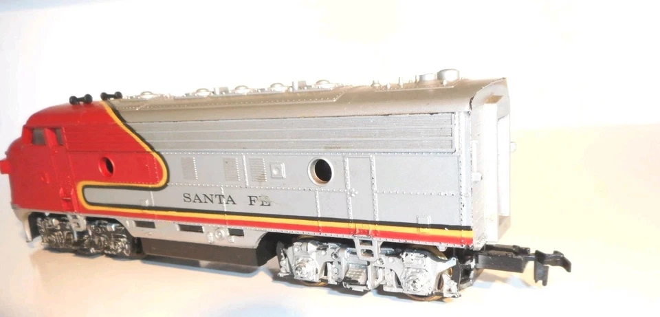 Lifelike Santa Fe Bo-Bo Diesel Loco. Good motor, headlight. Minor decal wear.HO - Image 2 of 4