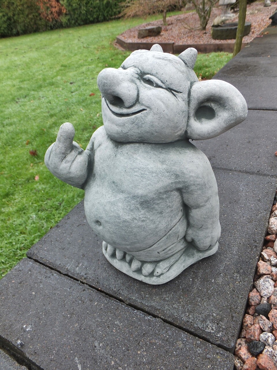 Steinfigur Troll der Teufel mit Stinkefinger Kobold Dekoration Garten