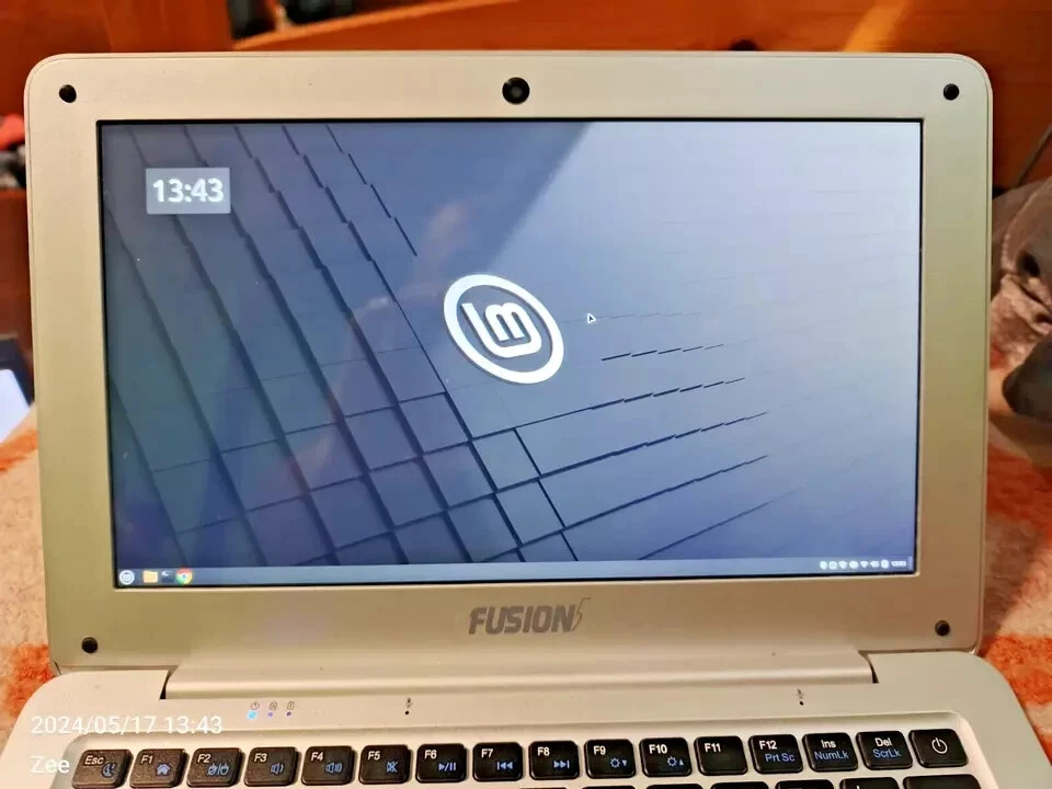 Fusion5 Lapbook T50 32GB 2gb ram 11in Laptop Linux Mint Debian - Image 3 of 4