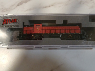 Atlas N Scale CGW RS2 Diesel Locomotive #52 Red/Black Analog DC