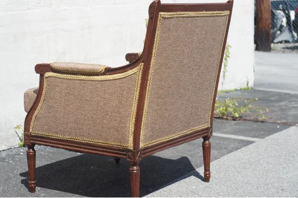 Par de sillas de salón francesas de nogal Louie XVI recién tapizadas y restauradas Foto 4 de 4