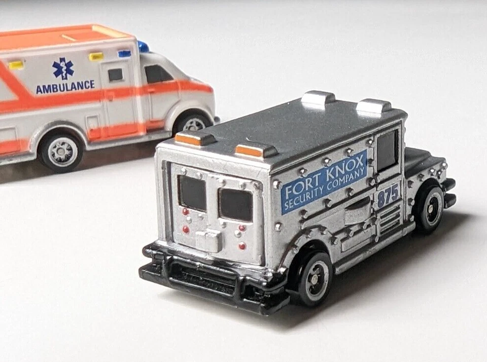 Hot Wheels Micro Machines 1997 ambulancia Mattel y camión blindado puertas traseras abiertas Foto 3 de 4