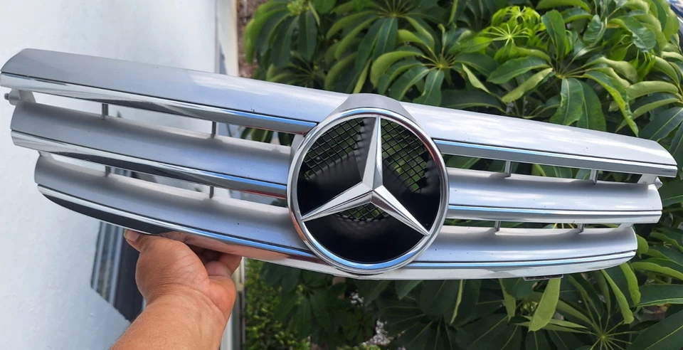 03 MERCEDES W209 CLK CLK350 CLK500 FRONT BUMPER GRILL GRILLE SILVER CHROME OEM - Image 2 of 4
