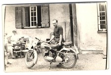 Fotografie Mann mit seinem MZ RT 125 Motorrad im Hof, Frauen schälen Kartoffeln 