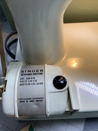 Vintage Singer 221K White Featherweight Great Britain - EV930387- Works + Case - Picture 6 of 16