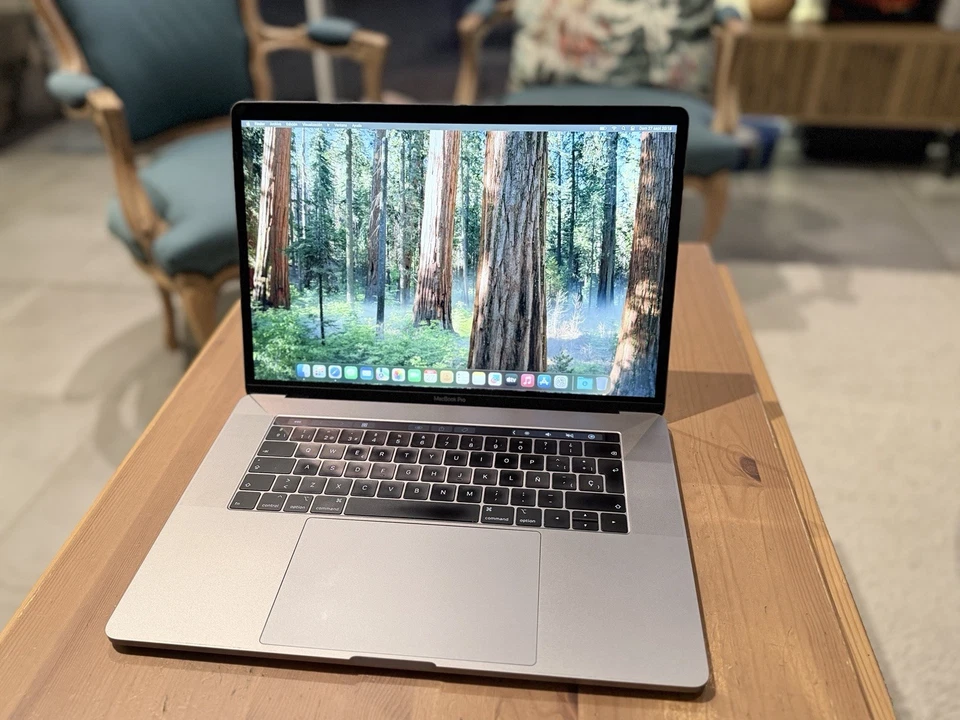 Apple MacBook Pro 15" 2018 · i7 · 16GB · 512GB, photo 1 sur 5