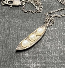 Vintage Pearl and Sterling Silver Chain Pea Pod Pendant Necklace