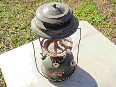 COLEMAN 220k LANTERN 2 MANTLE with safe date 8-82 For Parts Missing  Globe