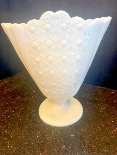 Vintage Mid Century Fenton Milk Glass Daisy And Button Fan Vase 8.5"