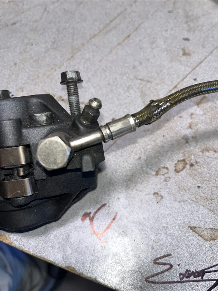 Pinza de disco de freno delantera derecha Honda CBR 900 RR CBR900 CBR900RR 1998 y 1999 Foto 4 de 4