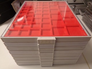 8 Stück LINDNER Münzboxen mit eckigen Einteilungen für hunderte Münzen klarglas