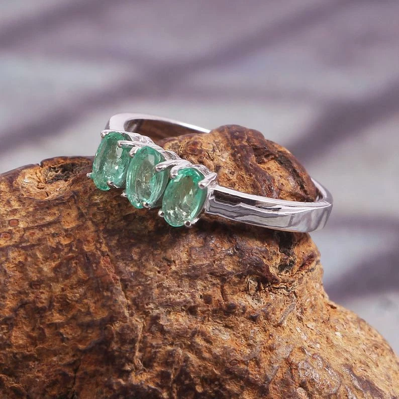 3 stone emerald ring deals