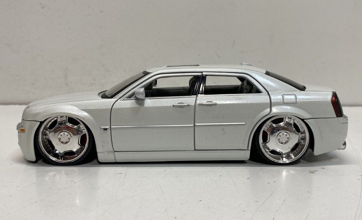Jada Dub City Chrysler 300C 2005 1/24 Diecast DUB Lowrider