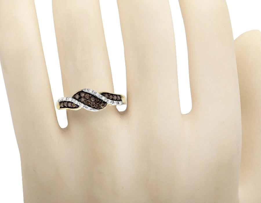 10K Yellow Gold Swirl Ribbon Cognac Brown and White Diamond Wedding Band 0.21ct - Image 2 of 4