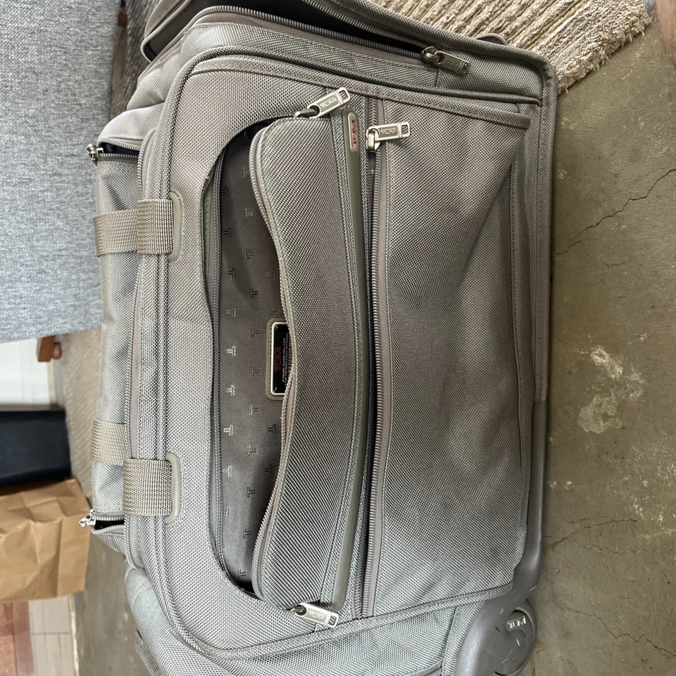 Equipaje bolsa de lona Tumi de nailon plateado con asa retráctil Foto 2 de 4