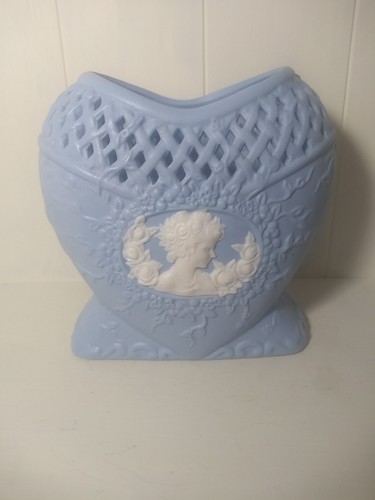 Wedgwood Style Cameo Blue And White Lady With Roses Heart Shaped Vase - Picture 8 of 8