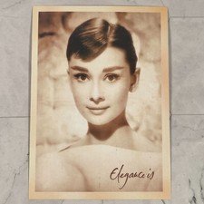 Postal retro fotografía de Audrey Hepburn actriz británica "Elegance Is"