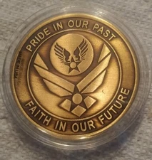  UNITED STATES AIR FORCE MEMORIAL 2004 Challenge Coin In Case 