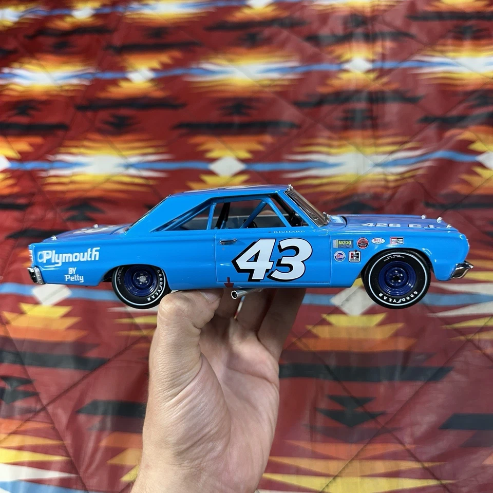 Richard Petty 1:24 #43 Plymouth GTX Belvedere 1967 Franklin Mint Diecast - Image 3 of 4