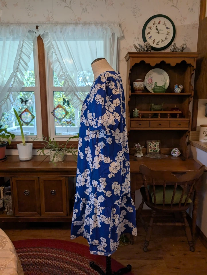 (M) Vestido de sol hawaiano vintage años 70 Helena's de HAWAI azul y blanco floral Foto 3 de 4