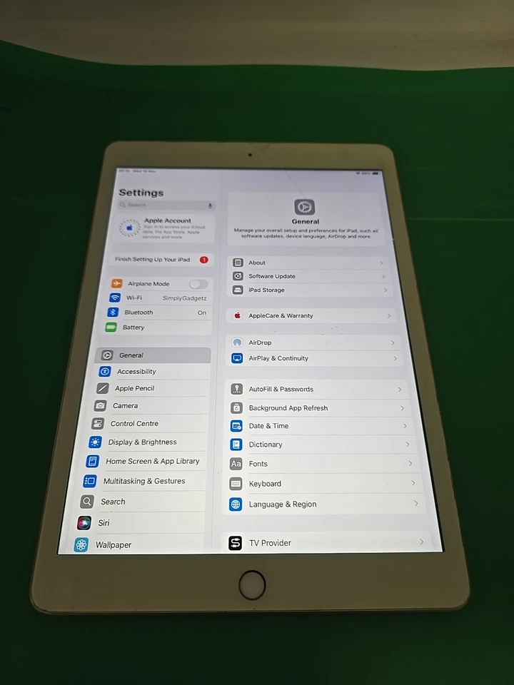 Apple iPad 7th Gen 32GB Wi-Fi 10.2 inch Gold - Cracked Screen (DK792 - Image 3 of 4