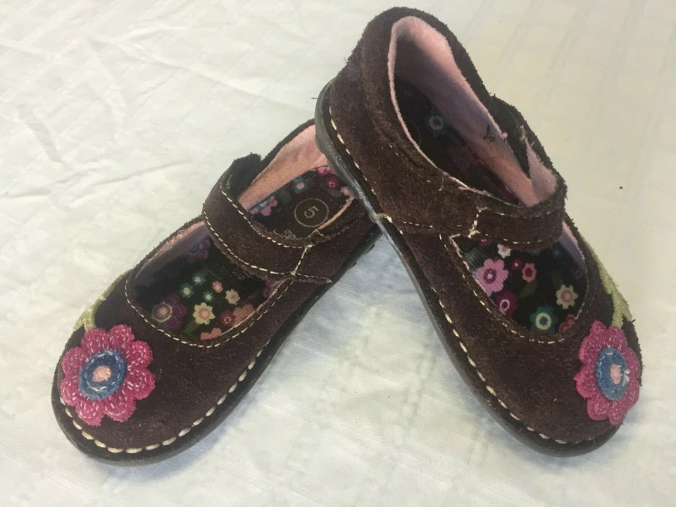 Genuino Kids de OshGosh, gamuza marrón, detalle de flores, talla pequeña 5, ¡súper lindo! Foto 2 de 4