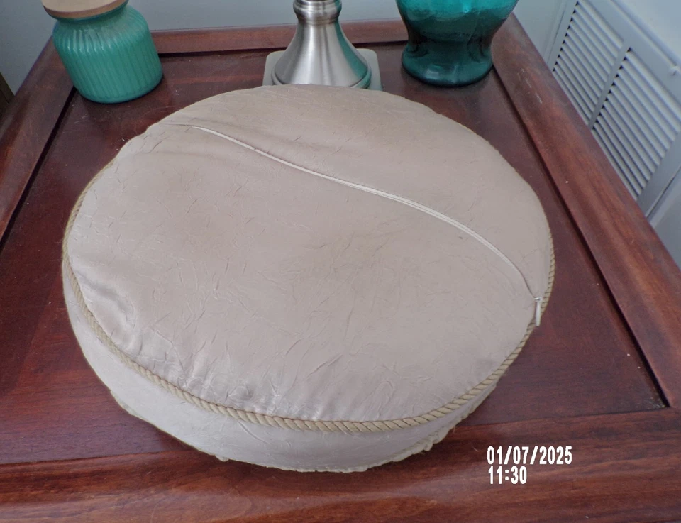 НОВАЯ ПОДУШКА 13 ДЮЙМОВ НА 13 ДЮЙМОВ НА 4 ДЮЙМА ГЛУБИНОЙ. ПРОСТО ИДЕАЛЬНО!!!!!!!!!!!!!!!!!!!!!!!!!!!!! - Изображение 2 из 3