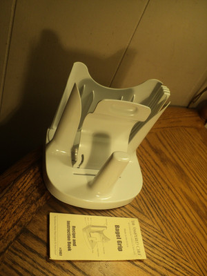 Vintage Pampered Chef Bagel Grip Kitchen Tool w/Instructions  5-7/8'' Long  USA