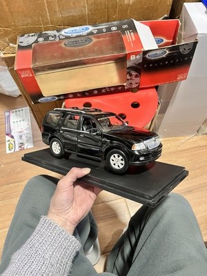 1:18 Scale Welly 2005 Lincoln Navigator Black Diecast Model Car
