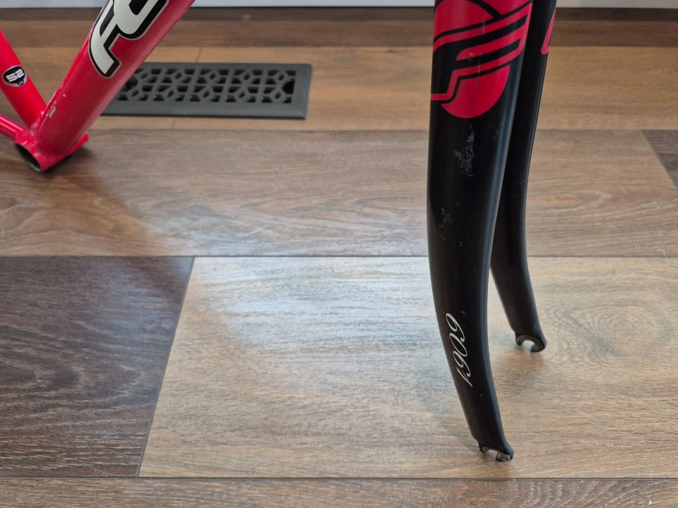 Juego de cuadro de carretera FELT F85 con geometría de carretera compacta (52 cm) Foto 4 de 4