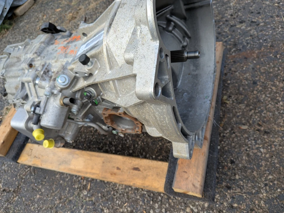 Porsche Cayman GT4 13-16 6 velocidades transmisión manual poco kilometraje 311 millas - SIN PRECIO BASE Foto 4 de 4