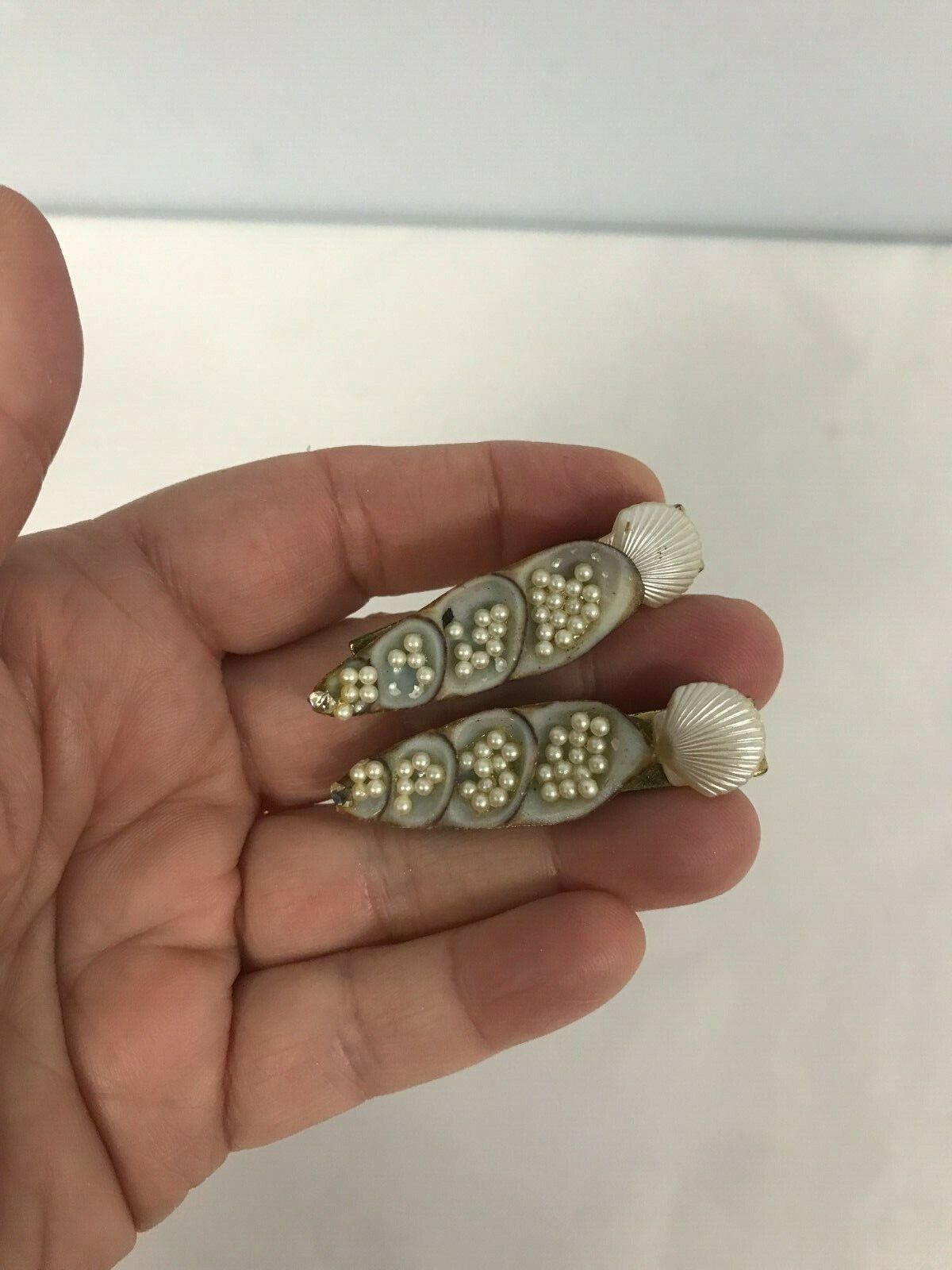 VINTAGE FAUX SEED PEARL & SHELL SWEATER CLIP - image 2