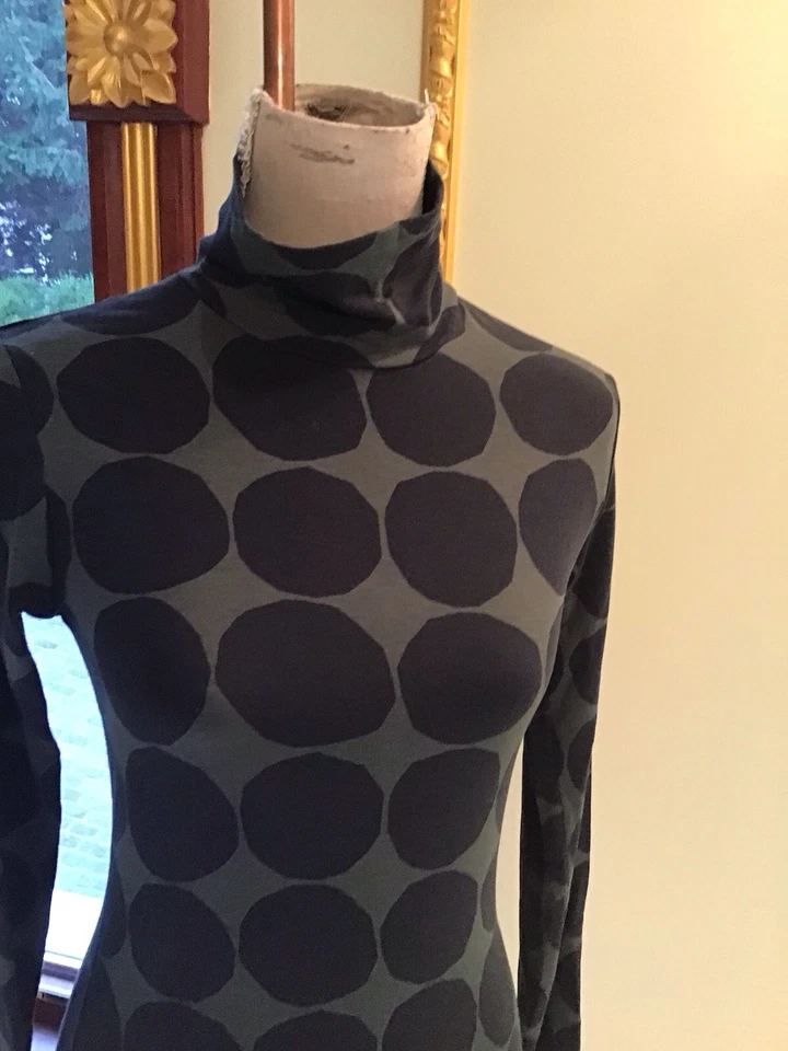 Camiseta Uniqlo HEATTECH Cuello Alto Manga Larga Talla Mediana Negra/Oliva Foto 4 de 4