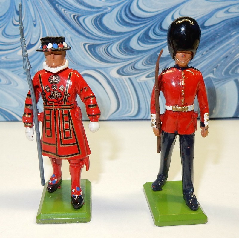 2 Vintage Britain Ltd Metal Soldiers Palace Guards Scots Guard & Beefeater Guard