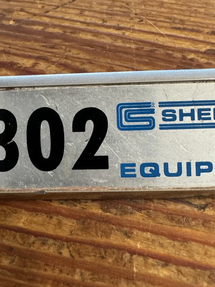 Placa de placa de tablero de acero Shelby Cobra “equipada 302” de colección Foto 3 de 4