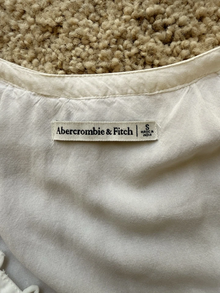 Body blanco a lunares Abercrombie con detalle de botones Foto 3 de 3