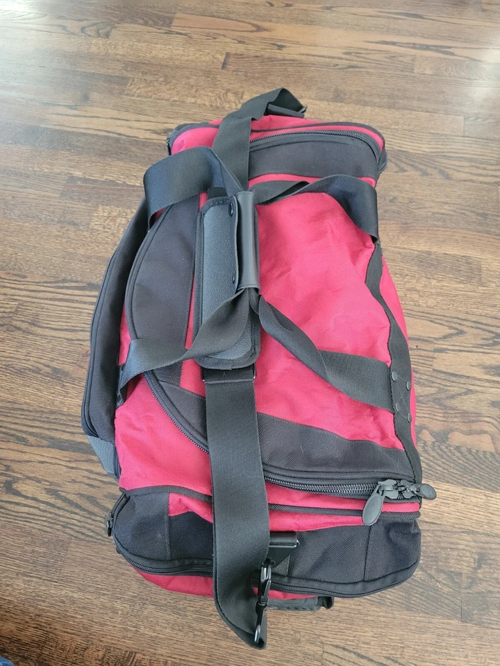 Bolso de Gimnasio Eddie Bauer 26" Rojo y Negro Lona Nylon Balístico con Correa para el Hombro Foto 4 de 4