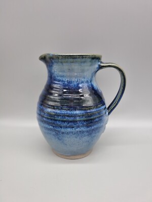Ein Studiokeramik blau glasierter Krug mit eingeprägter Herstellermarke ''MB''.