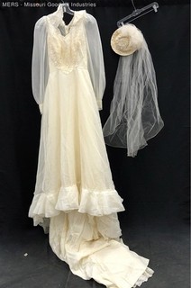 Vintage 80s Women's Ivory Lace Wedding Dress Gown Ruffle Puff Sleeve Hat Veil