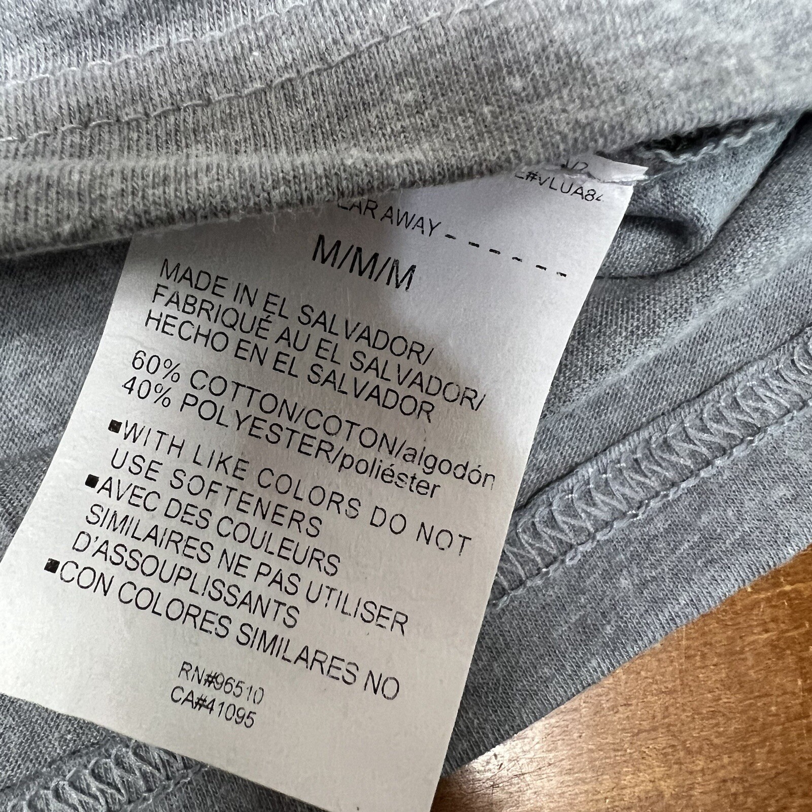 FILA Camicia UCLA Bruins da uomo grigio medio canottaggio maniche corte squadra rilasciata sotto armatura