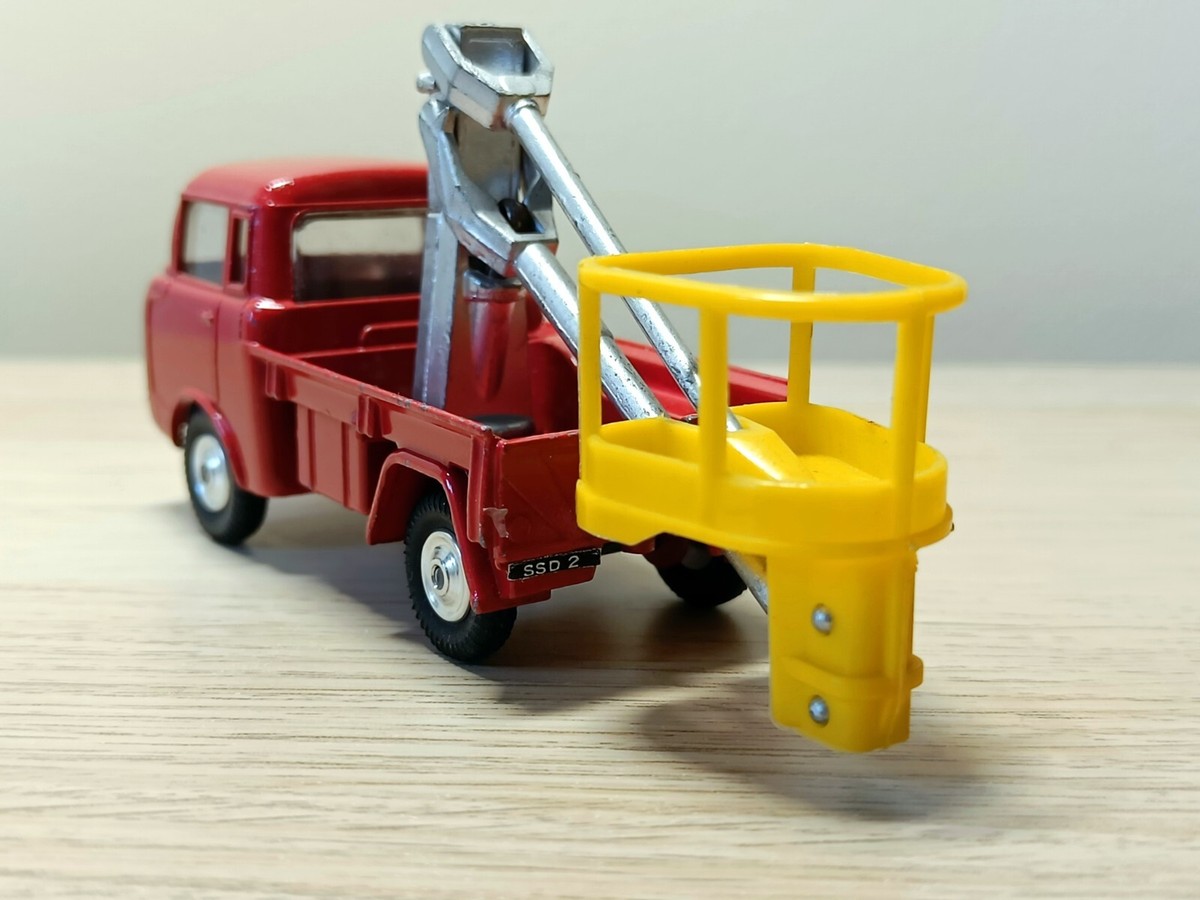 Corgi Toys Gift Set 14 Jeep FC-150 with hydraulic tower and figure