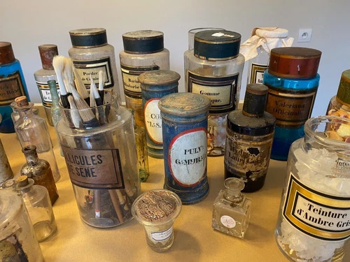 VERY NICE COLLECTION ANTIQUE PHARMACY JARS AND VARIOUS VIALS