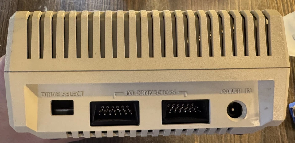 Unidade de disco Atari 1050 com atualização Happy 1050 instalada - com PS e cabo SIO - Imagem 3 de 4