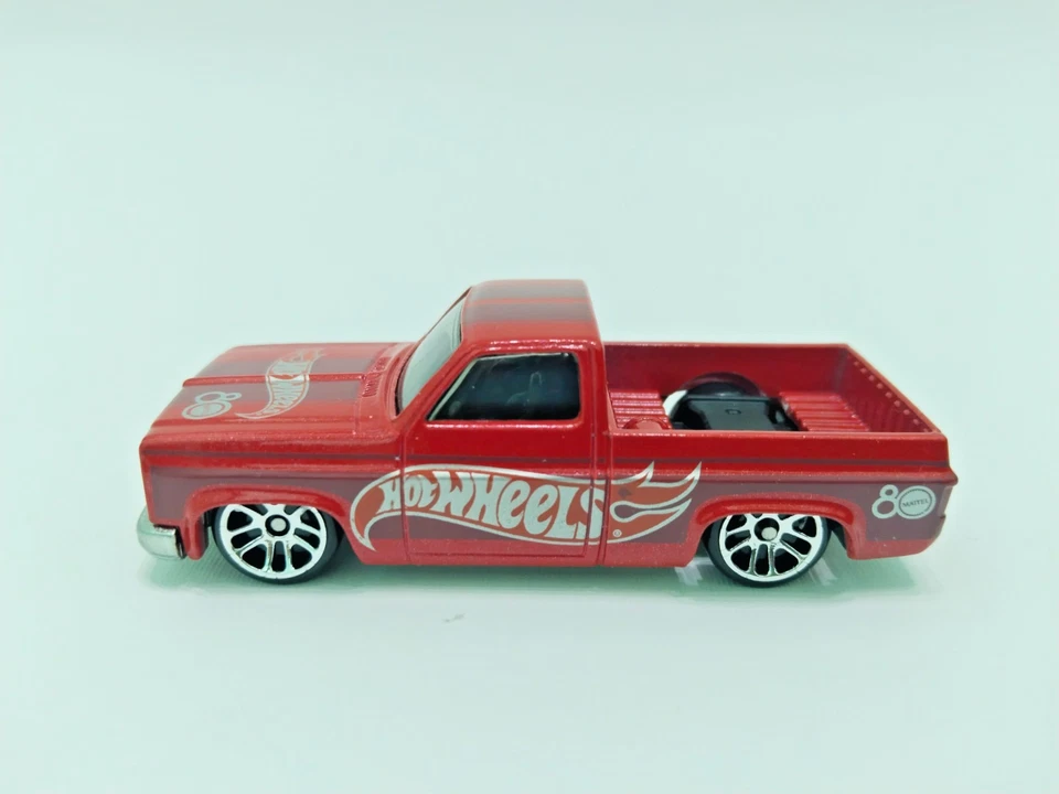 Hot Wheels 2025 '83 Chevy Silverado 80th Anniversary LOOSE form Pack - Immagine 2 di 4