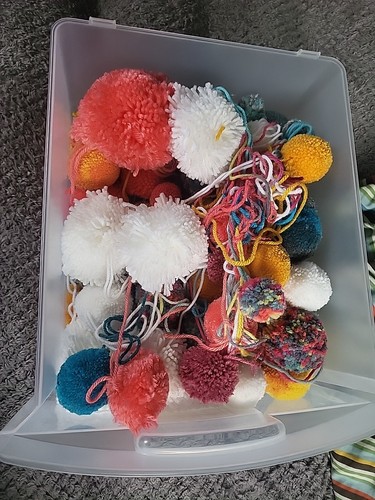 Pompones de hilo hechos a mano diferentes tamaños y colores - Imagen 4 de 4
