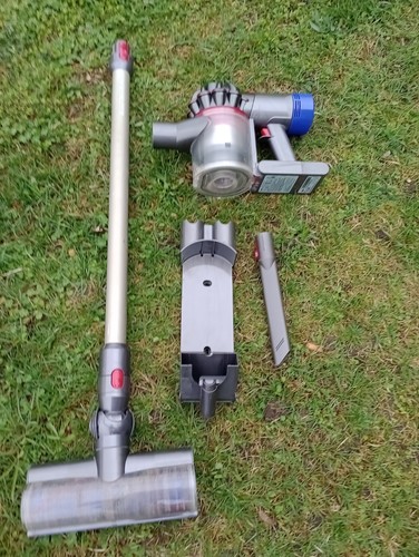 Dyson V8 motorhead  Staubsauger, defekt, Ladegerät nicht dabei, als Ersatzteil